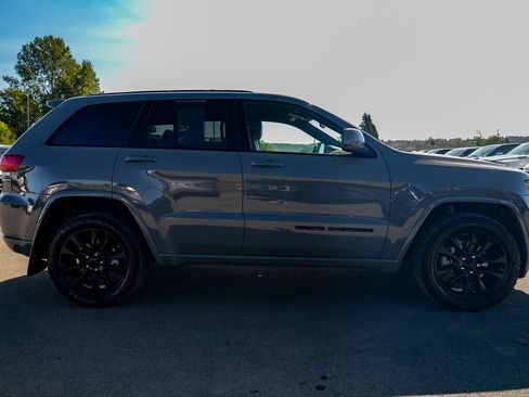 Used 2021 Jeep Grand Cherokee Laredo X image 9