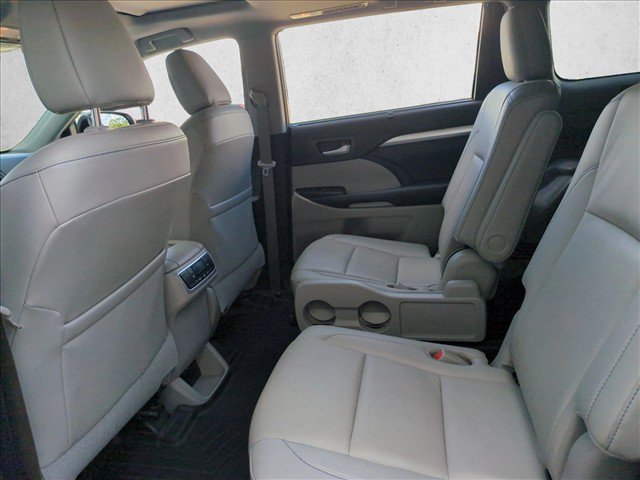 Used 2019 Toyota Highlander XLE FWD image 19