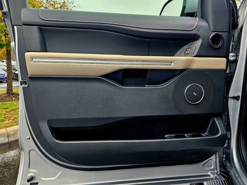 Used 2022 Ford Expedition Limited image 21