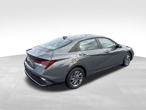 Used 2024 Hyundai Elantra SEL image 8