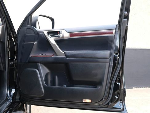 Used 2017 Lexus GX 460 image 32