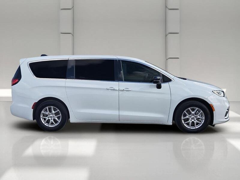 Used 2024 Chrysler Pacifica Touring-L FWD image 6