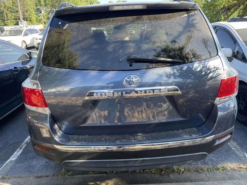Used 2012 Toyota Highlander SE w/ Tow Pkg image 11