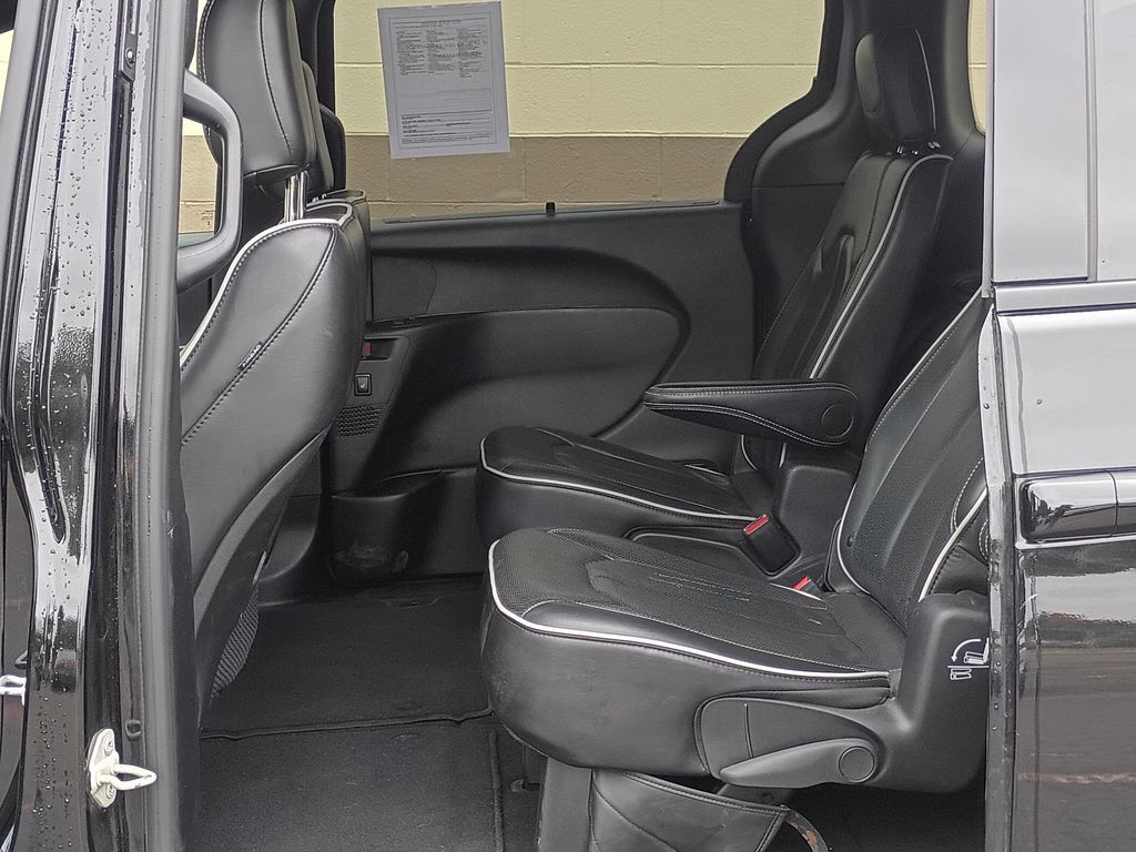 Used 2025 Chrysler Pacifica Limited FWD image 17