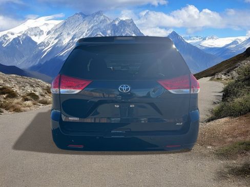 Used 2012 Toyota Sienna XLE image 4