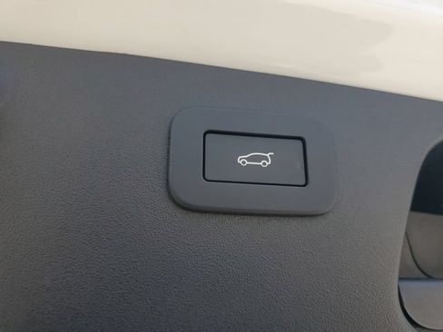 Certified 2024 Jaguar E-PACE R-Dynamic SE AWD/4WD image 10