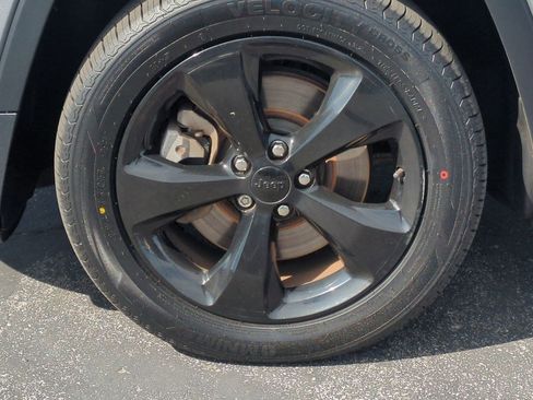 Used 2018 Jeep Cherokee Latitude w/ Altitude Package image 26