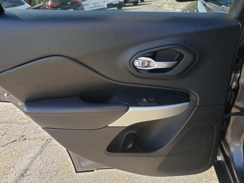 Used 2018 Jeep Cherokee Trailhawk image 13