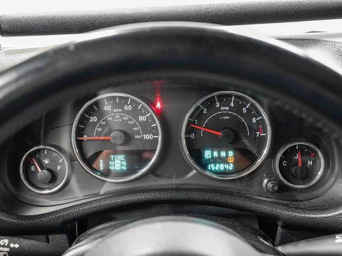 Used 2014 Jeep Wrangler Unlimited Sahara w/ Connectivity Group AWD/4WD image 24