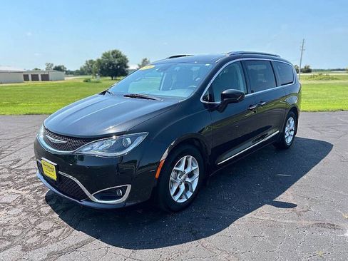 Used 2020 Chrysler Pacifica Touring-L Plus w/ Tire & Wheel Group image 2