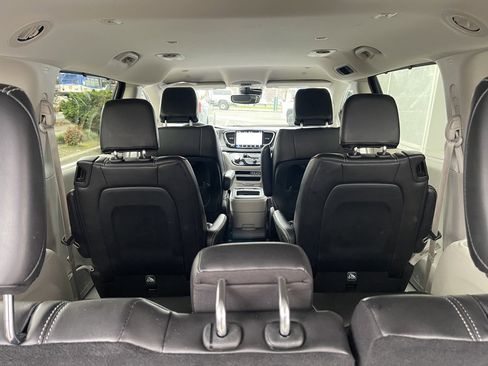 Used 2024 Chrysler Pacifica Touring-L image 42