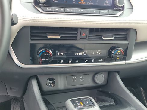 Used 2025 Nissan Rogue SV FWD image 27