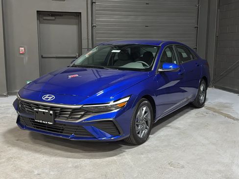 Used 2024 Hyundai Elantra SEL FWD image 3