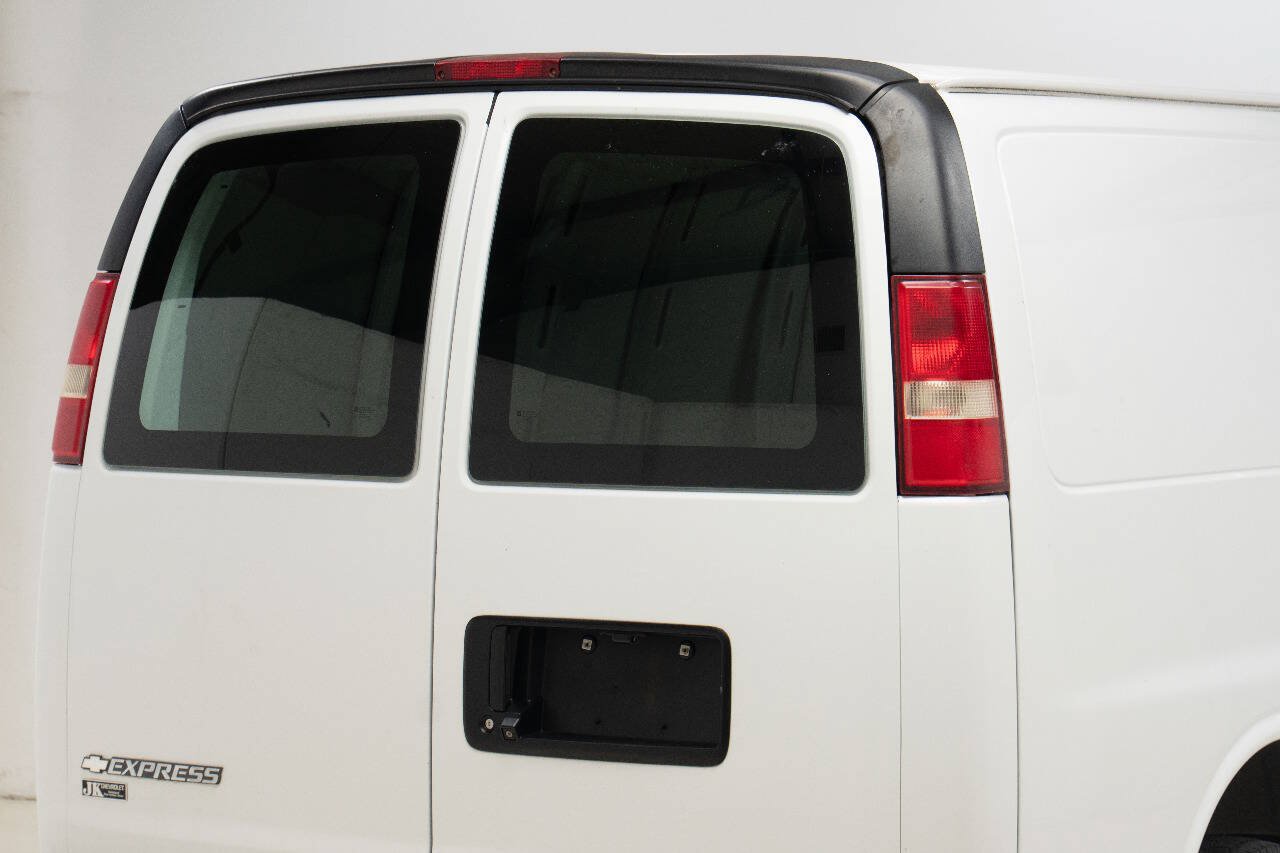 Used 2017 Chevrolet Express 2500 Extended RWD image 17