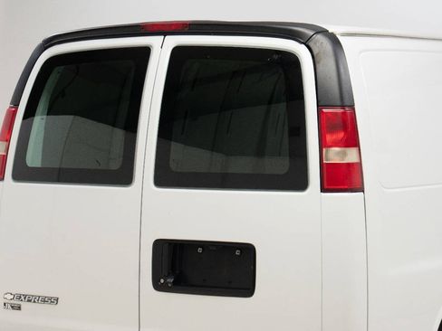 Used 2017 Chevrolet Express 2500 Extended RWD image 17