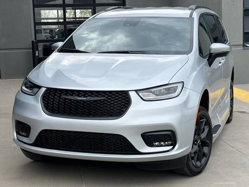 Used 2023 Chrysler Pacifica Touring-L w/ Uconnect Theater Family Group FWD image 5
