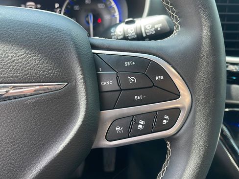 Used 2025 Chrysler Pacifica Select image 16