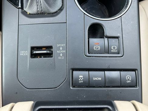 Used 2021 Toyota Highlander XLE FWD image 28
