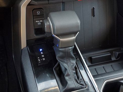 Used 2022 Toyota Tundra SR5 w/ Convenience Package image 32