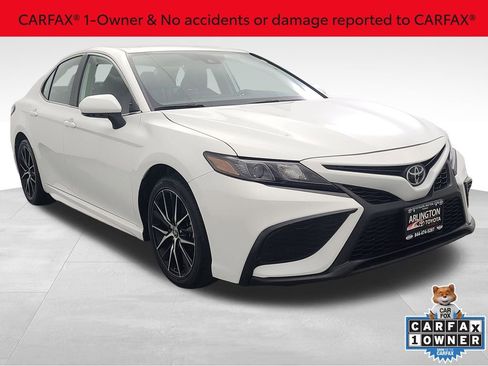 Used 2024 Toyota Camry SE image 3