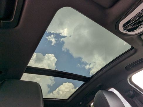 Certified 2025 Porsche Macan image 27