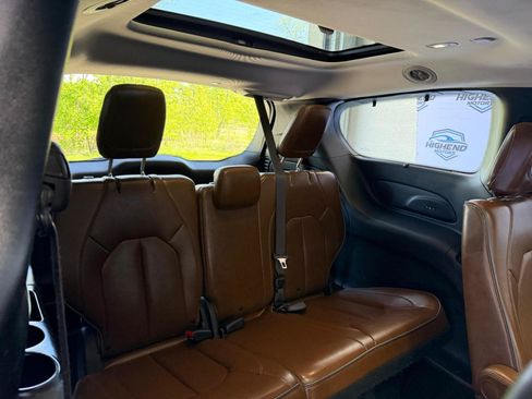 Used 2017 Chrysler Pacifica Limited FWD image 30