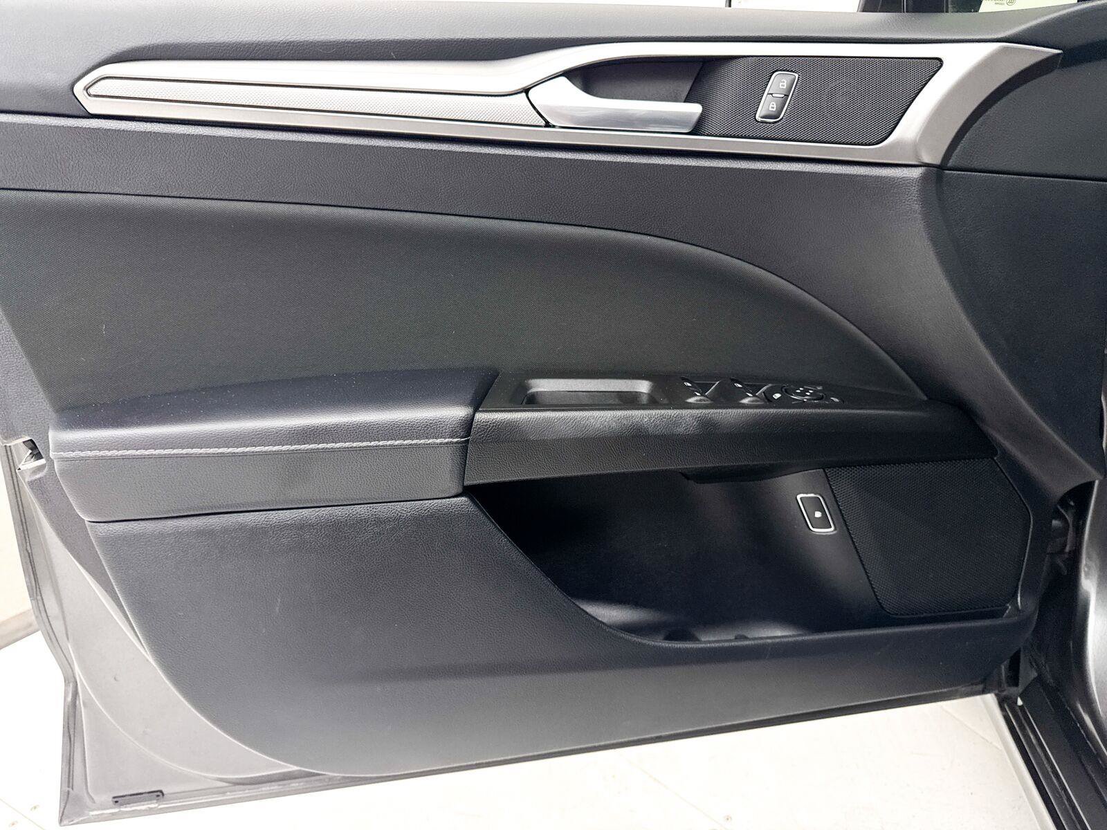 Used 2019 Ford Fusion SE FWD image 23