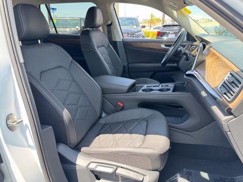 Used 2025 Volkswagen Atlas SE FWD image 37