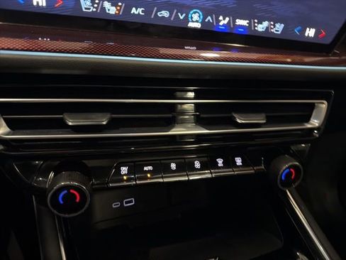 Used 2024 Chevrolet Traverse RS image 28