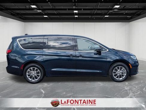 Used 2023 Chrysler Pacifica Touring-L image 5