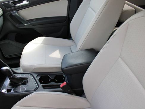 Used 2018 Volkswagen Tiguan SE w/ Panoramic Sunroof Package image 19