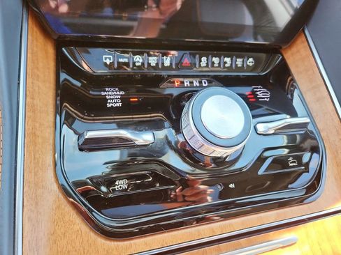 Used 2024 Jeep Grand Wagoneer Series III w/ Rear Seat Video Group 1 AWD/4WD image 16