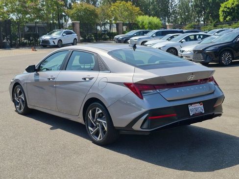 Used 2025 Hyundai Elantra SEL FWD image 8