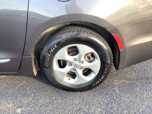 Used 2017 Chrysler Pacifica Touring-L Plus FWD image 7