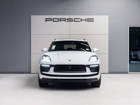 Certified 2026 Porsche Macan AWD/4WD image 10