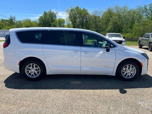 New 2027 Chrysler Pacifica Select FWD image 6