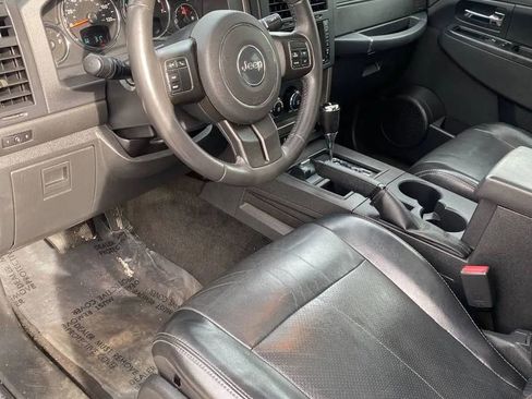 Used 2012 Jeep Liberty Sport image 10