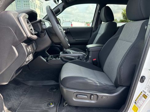 Used 2022 Toyota Tacoma TRD Off-Road image 24