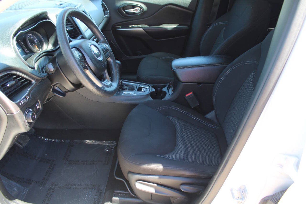 Used 2019 Jeep Cherokee Latitude w/ Popular Appearance Group AWD/4WD image 11