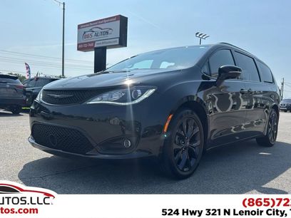 Used 2020 Chrysler Pacifica Limited w/ Quick Order Package 27H Red S