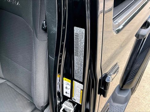Used 2019 Jeep Wrangler Unlimited Sahara AWD/4WD image 32