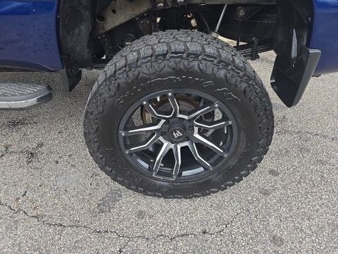 Used 2017 Nissan Titan SV image 22