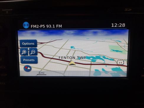 Used 2018 Nissan Titan SV image 11