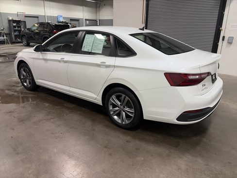 Certified 2023 Volkswagen Jetta SE FWD image 5