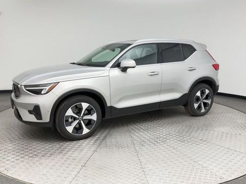 Certified 2025 Volvo XC40 B5 Plus image 6