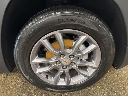 Used 2024 GMC Terrain SLT AWD/4WD image 9