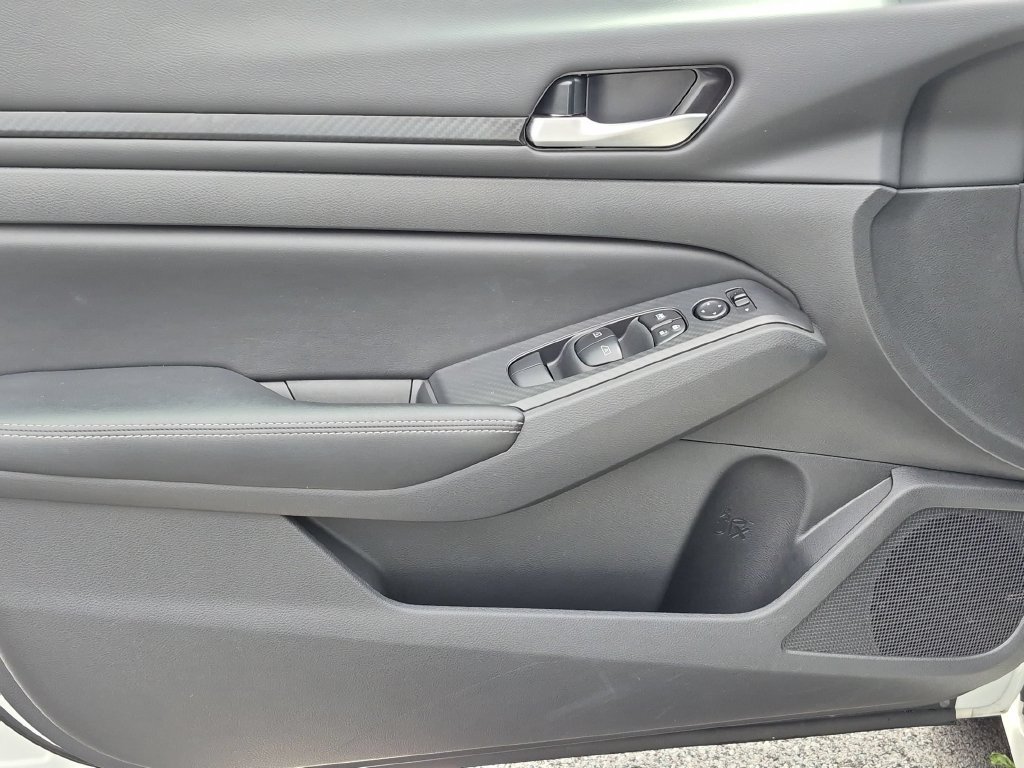 Used 2025 Nissan Altima 2.5 SV FWD image 9