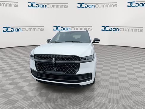 New 2026 Lincoln Navigator Reserve w/ Jet Appearance Package AWD/4WD image 3