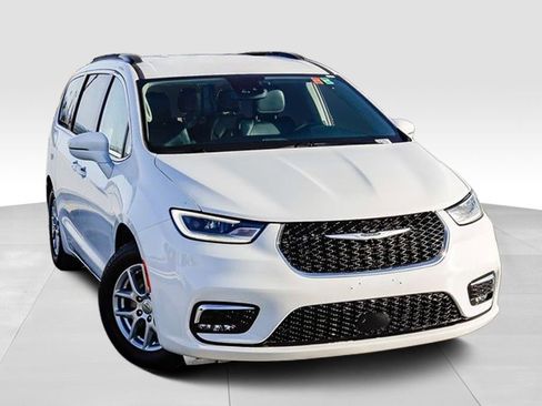 Used 2022 Chrysler Pacifica Touring-L FWD image 2