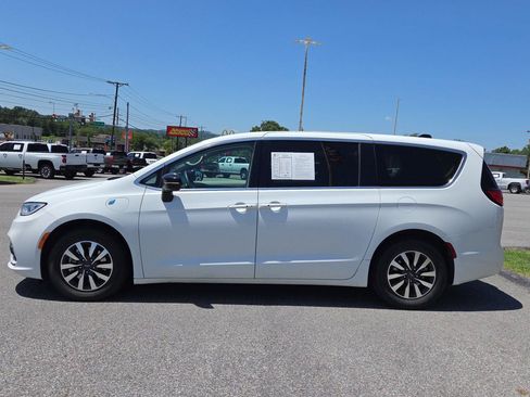 Used 2024 Chrysler Pacifica Limited FWD image 6
